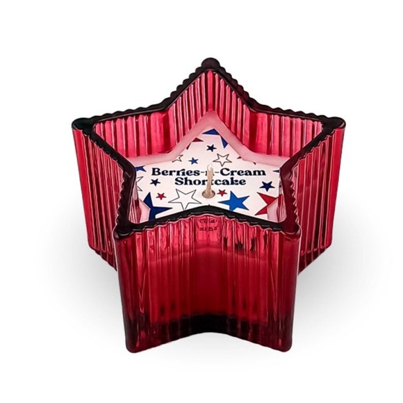 TARGET Bullseye 🇺🇸 3oz Ribbed Star Glass Candle RED 🇺🇸 Berries n Cream Shortcake - Picture 1 of 5
